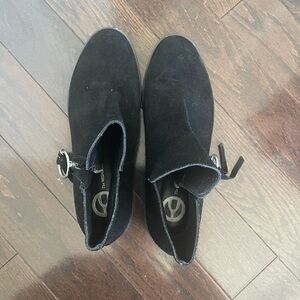 Wishbone Black Suede Ankle Boots with circular zipper for fall season